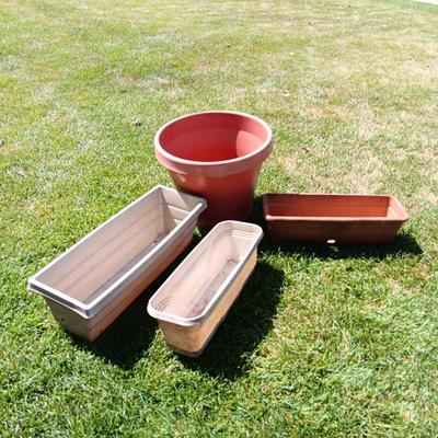 PLASTIC FLOWER POTS