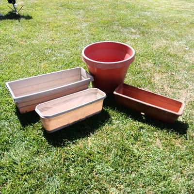 PLASTIC FLOWER POTS