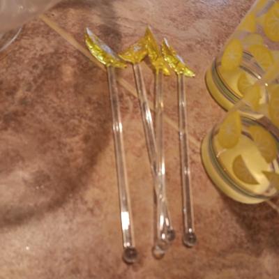 PLASTIC SERVING PIECES