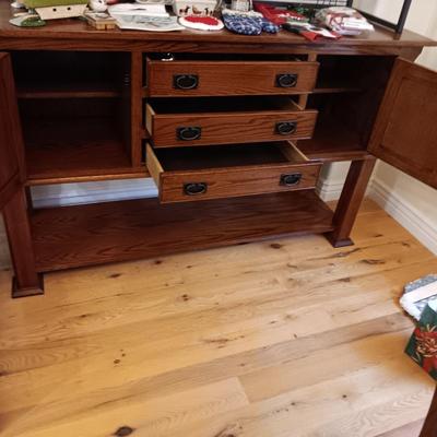 UNIQUE BUFFET WITH METAL FRAME GRID PANELED HUTCH THAT HAS 3 GLASS SHELVES
