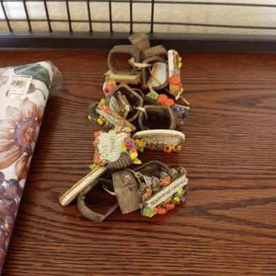FALL THEMED LINEN TABLECLOTH & NAPKINS PLUS SHAKERS AND NAPKIN RINGS FOR 12