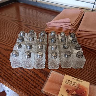 FALL THEMED LINEN TABLECLOTH & NAPKINS PLUS SHAKERS AND NAPKIN RINGS FOR 12