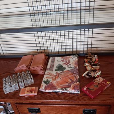 FALL THEMED LINEN TABLECLOTH & NAPKINS PLUS SHAKERS AND NAPKIN RINGS FOR 12