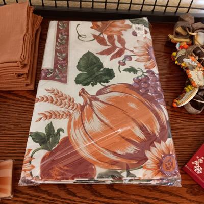 FALL THEMED LINEN TABLECLOTH & NAPKINS PLUS SHAKERS AND NAPKIN RINGS FOR 12