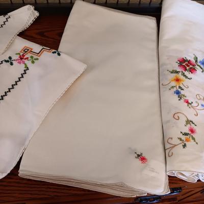 LARGE NEEDLEPOINT TABLECLOTH W/12 NAPKINS PLUS CARD TABLE SIZE TABLECLOTH