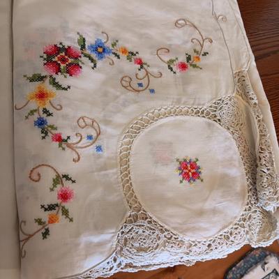 LARGE NEEDLEPOINT TABLECLOTH W/12 NAPKINS PLUS CARD TABLE SIZE TABLECLOTH