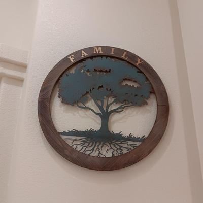 LARGE METAL FAMILY TREE WITH WOODEN ROUND FRAME