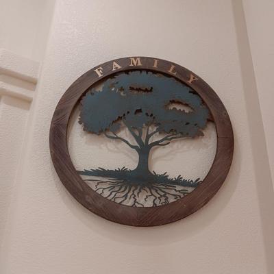 LARGE METAL FAMILY TREE WITH WOODEN ROUND FRAME