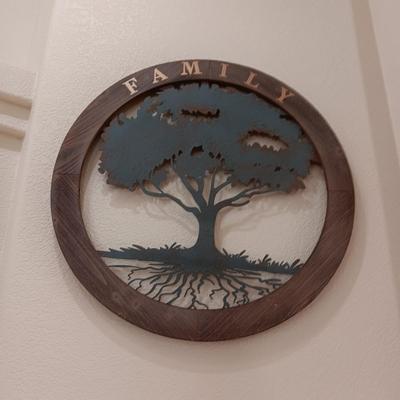 LARGE METAL FAMILY TREE WITH WOODEN ROUND FRAME