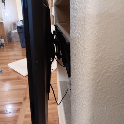 50" HITACHI ULTRAVISION TV WITH REMOTE AND WALL MOUNT