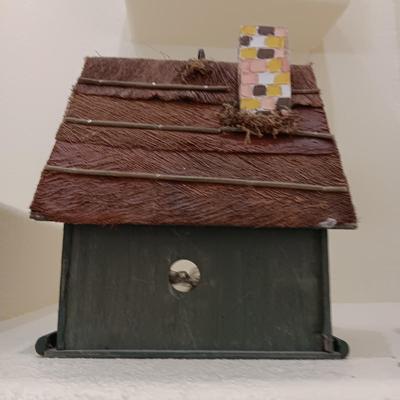 WOODEN BIRDHOUSE AND A CERAMIC VASE