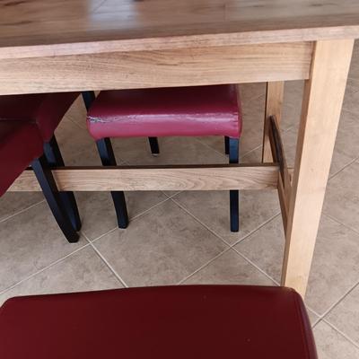 KNOTTY RUSTIC WOODEN TABLE WITH 4 VINYL COVERED CHAIRS