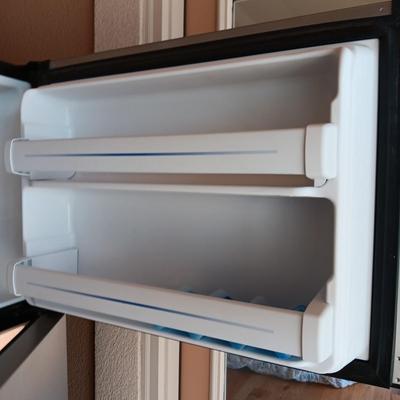 GE STAINLESS STEEL REFRIGERATOR WITH ICEMAKER (CONTENTS NOT INCLUDED)