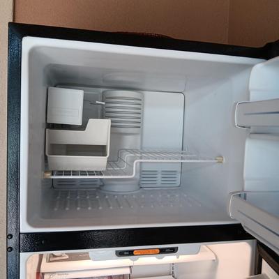 GE STAINLESS STEEL REFRIGERATOR WITH ICEMAKER (CONTENTS NOT INCLUDED)