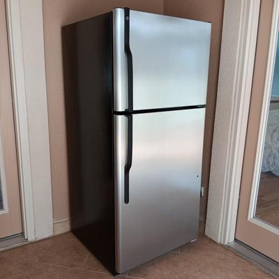 GE STAINLESS STEEL REFRIGERATOR WITH ICEMAKER (CONTENTS NOT INCLUDED)