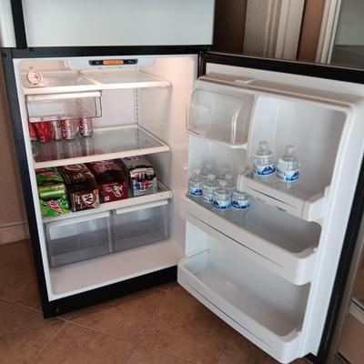GE STAINLESS STEEL REFRIGERATOR WITH ICEMAKER (CONTENTS NOT INCLUDED)