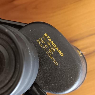 MINOLTA 7X-15 X 35 BINOCULARS AND A BACKYARD BIRD TIP BOOK