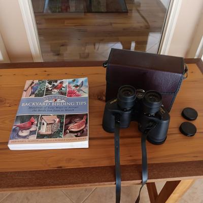 MINOLTA 7X-15 X 35 BINOCULARS AND A BACKYARD BIRD TIP BOOK