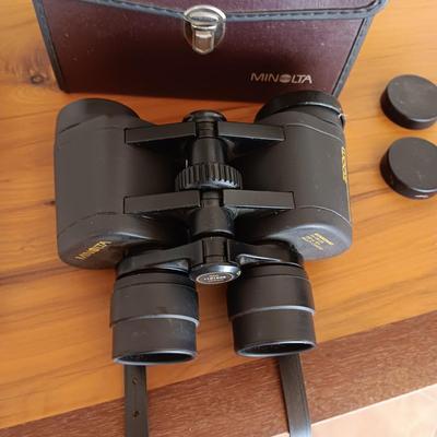 MINOLTA 7X-15 X 35 BINOCULARS AND A BACKYARD BIRD TIP BOOK