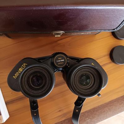 MINOLTA 7X-15 X 35 BINOCULARS AND A BACKYARD BIRD TIP BOOK