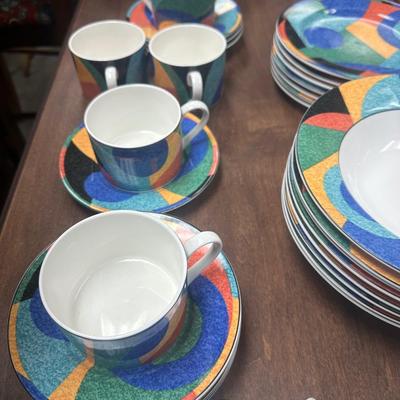 Sale Photo Thumbnail #112: 8 bowls 
8 salad plates 
7 dinner plates 
8 cups and saucers