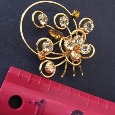 Gorgeous, vintage, crystal rhinestone, gold toned, excellent condition brooch