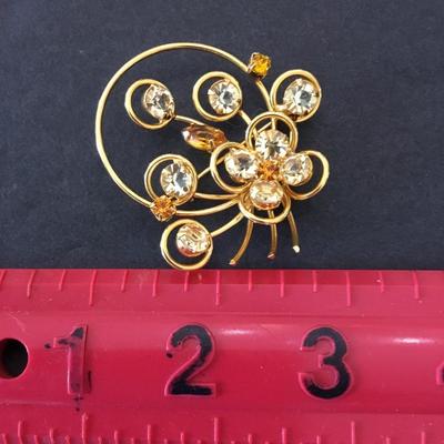 Gorgeous, vintage, crystal rhinestone, gold toned, excellent condition brooch