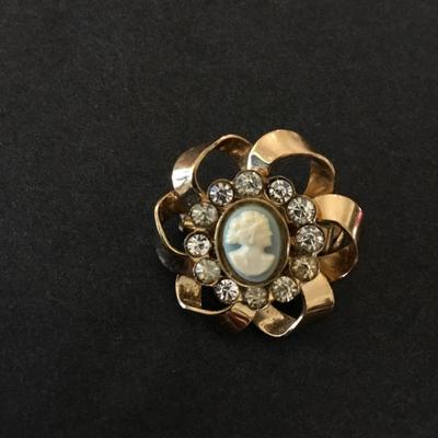 Vintage cameo, goldtone brooch