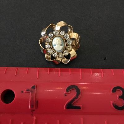 Vintage cameo, goldtone brooch