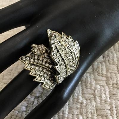 Beautiful chunky leaf ring