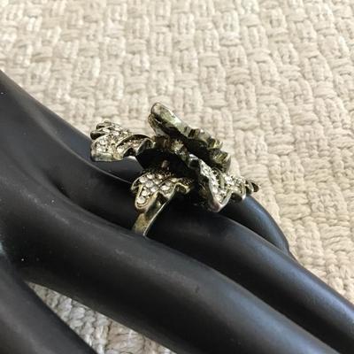 Beautiful chunky leaf ring