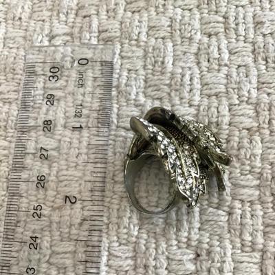 Beautiful chunky leaf ring