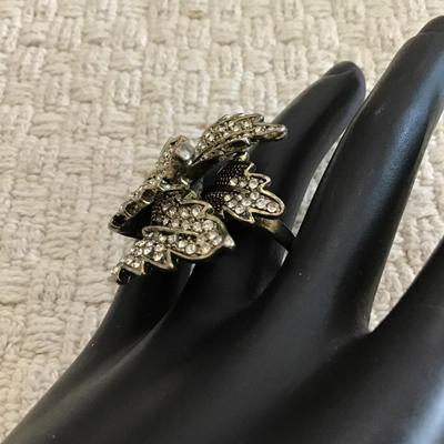 Beautiful chunky leaf ring