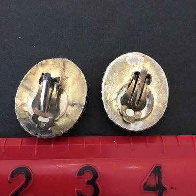 Beautiful vintage Silvertone chunky semi precious clip on earrings