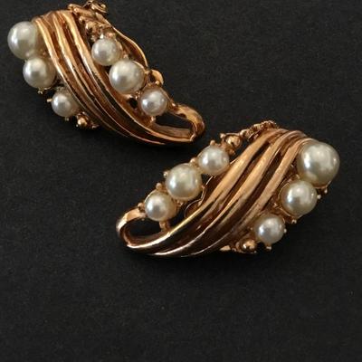 Beautiful vintage gold tone faux pearl clip on earrings