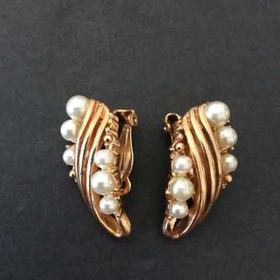 Beautiful vintage gold tone faux pearl clip on earrings