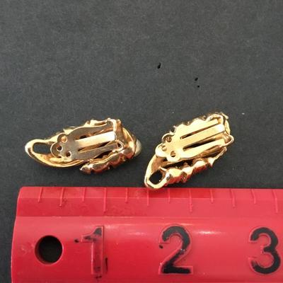 Beautiful vintage gold tone faux pearl clip on earrings