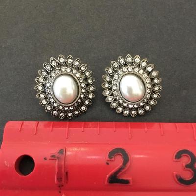Cute vintage, faux, pearl rhinestone earrings