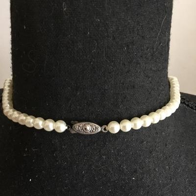 Beautiful vintage faux pearl rhinestone necklace