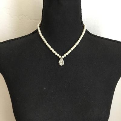 Beautiful vintage faux pearl rhinestone necklace