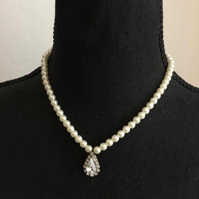 Beautiful vintage faux pearl rhinestone necklace
