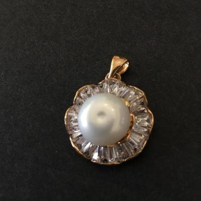 Beautiful, crystal genuine pearl, 18 karat gold plated, gorgeous pendant