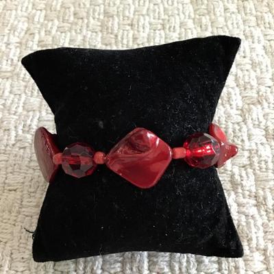 Pretty red beaded stretch bracelet