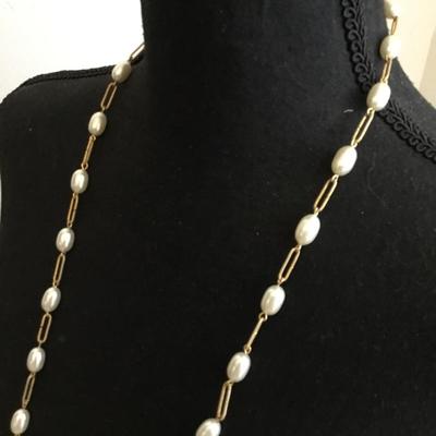 Beautiful vintage, faux pearl long necklace