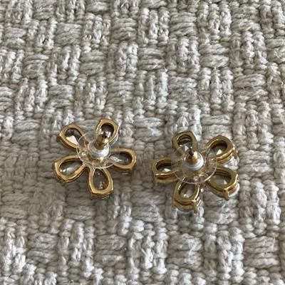 Beautiful crystal flower stud earrings