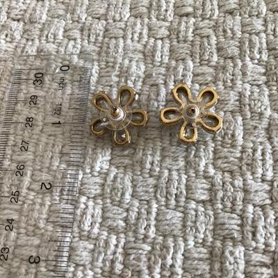 Beautiful crystal flower stud earrings