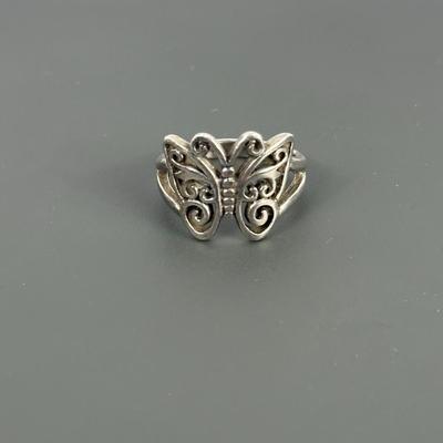 Lot 4: Sterling Silver Ring - 4g / Ring Size: 6.5