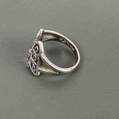 Lot 4: Sterling Silver Ring - 4g / Ring Size: 6.5