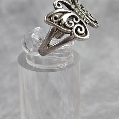 Lot 4: Sterling Silver Ring - 4g / Ring Size: 6.5