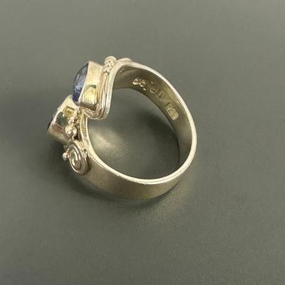 Lot 5: Sterling Silver Ring with Stones - 5g / Ring Size: 6.5